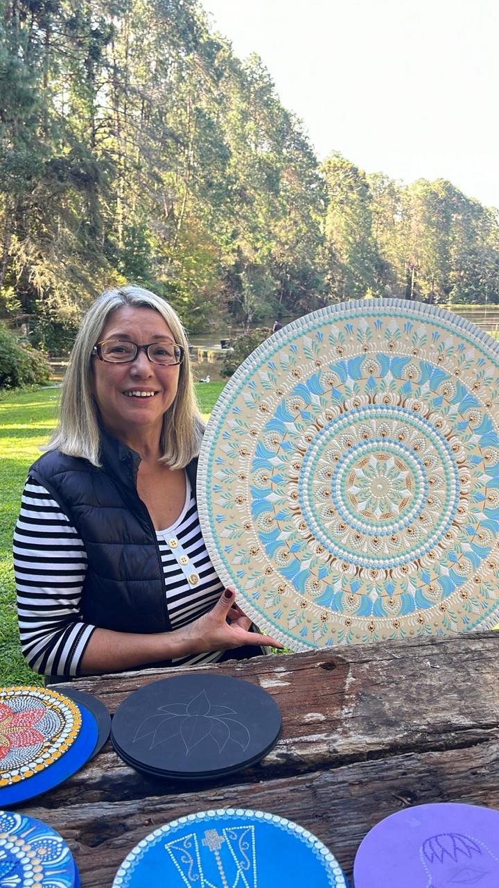 Professora Ana de Fátima com mandala artística